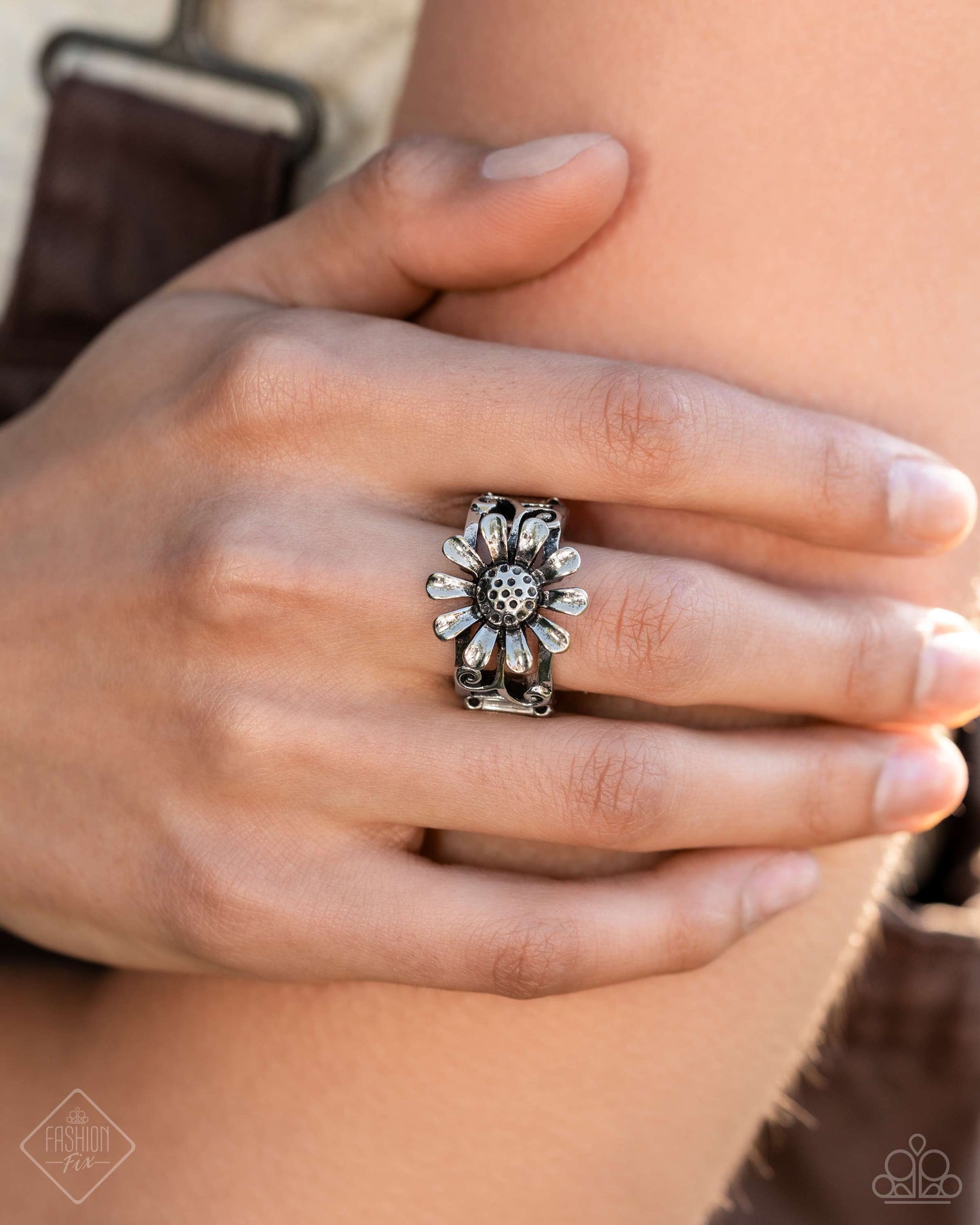 June 2024 Paparazzi Fashion Fix Ring: "Landslide Lover - Silver Ring" (P4SE-SVXX-089VM). Floral