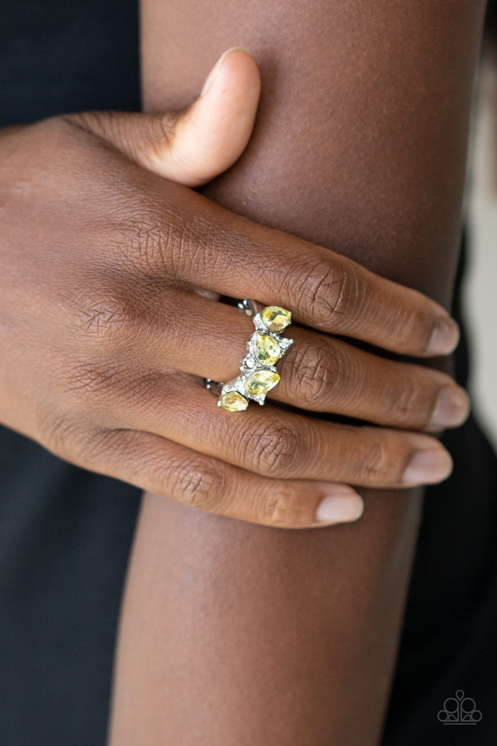 Paparazzi Ring ~ Majestically Modern - Yellow