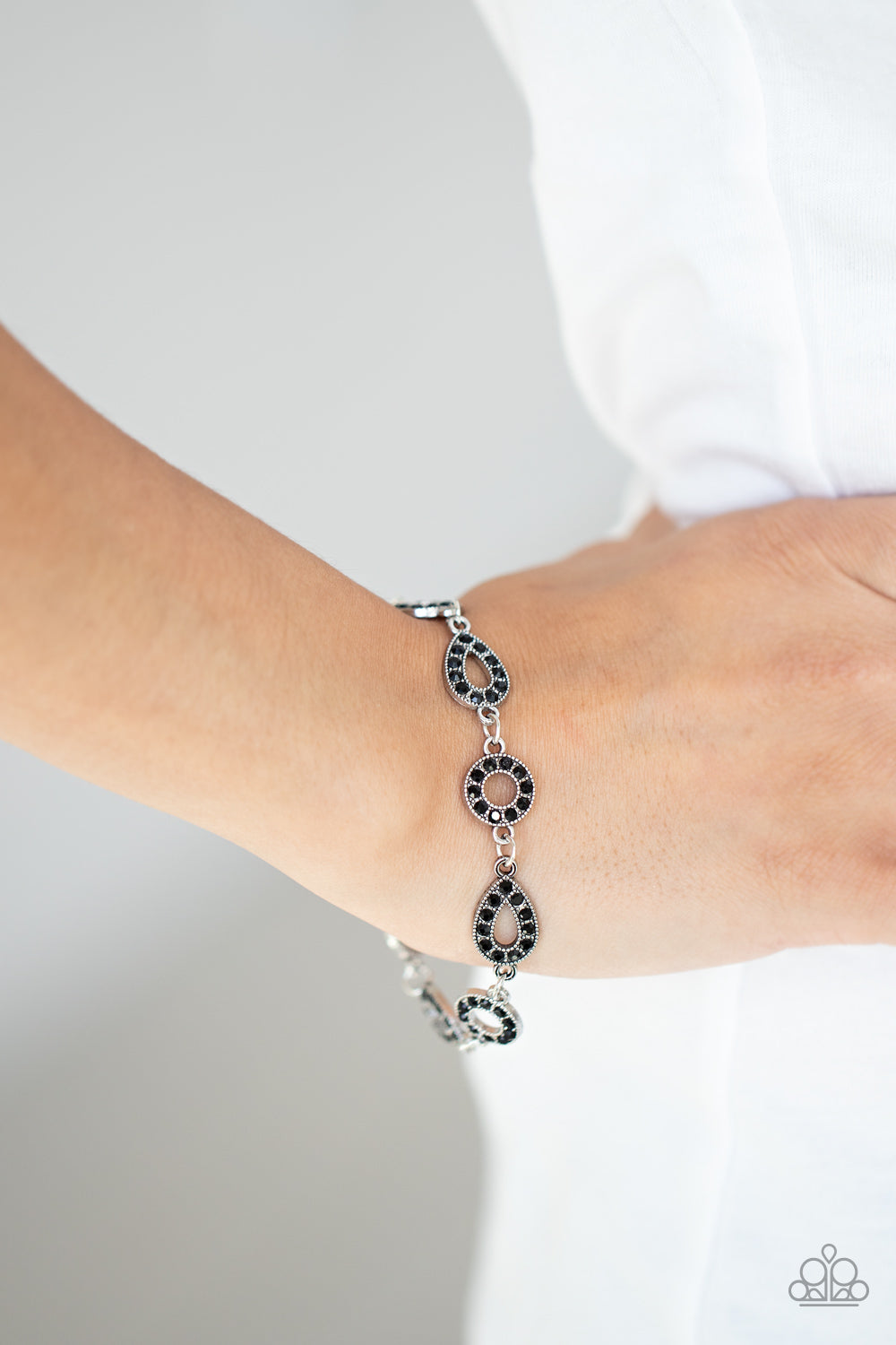 Paparazzi Bracelet ~ Royally Refined - Black